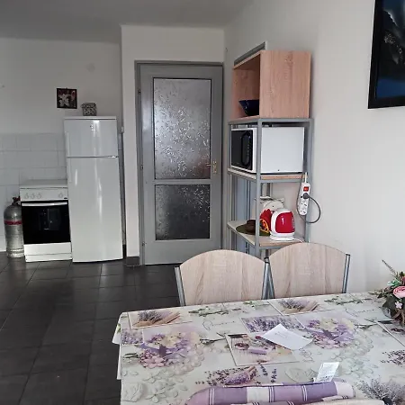 Borostyan Vendeghaz Апартаменты *
